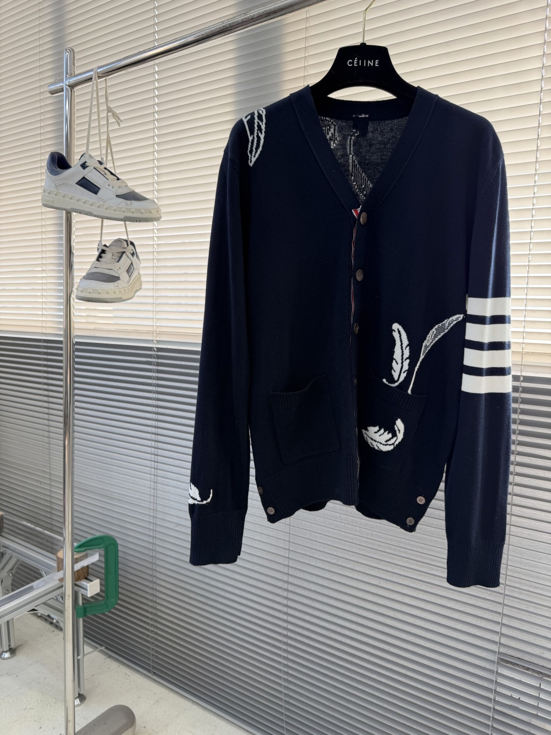 -TB 羽毛树叶🍂嵌花针织开衫毛衣 带着一些精巧别致的感觉，赋予了整体look几份时髦，不会特别大，非常