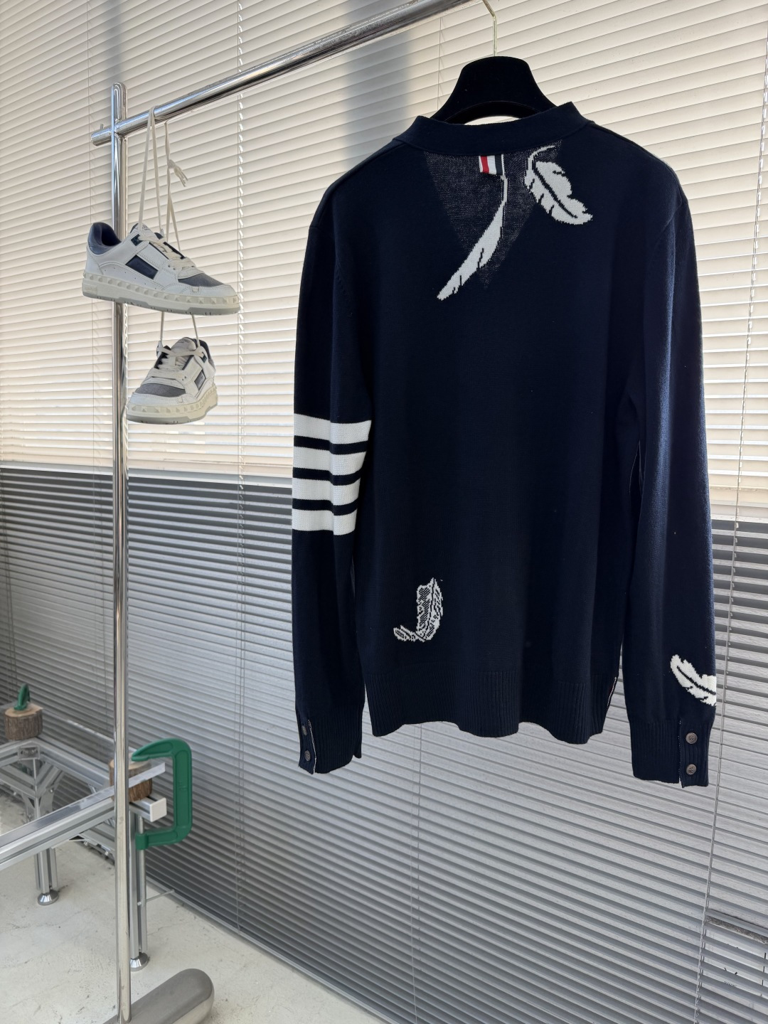 -TB 羽毛树叶🍂嵌花针织开衫毛衣 带着一些精巧别致的感觉，赋予了整体look几份时髦，不会特别大，非常