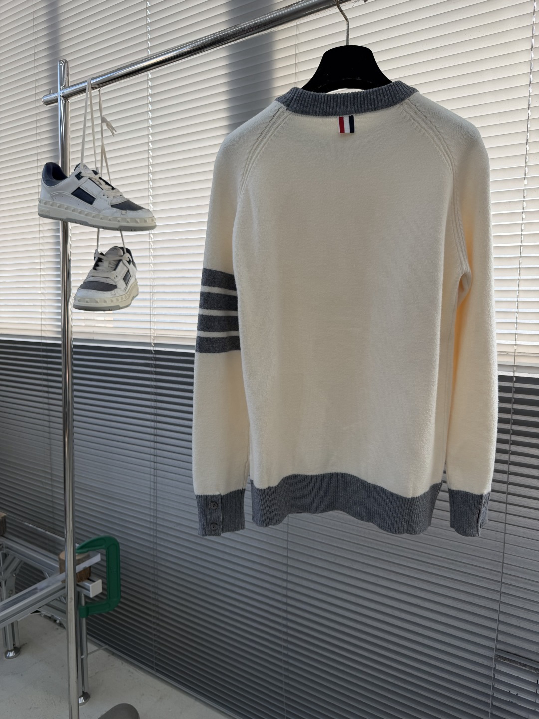 -TB 精密澳毛间边落肩圆领毛衣进口斯托尔机织357针型高织高密 色纺全羊毛材质纱线，7股并线机织 翻领