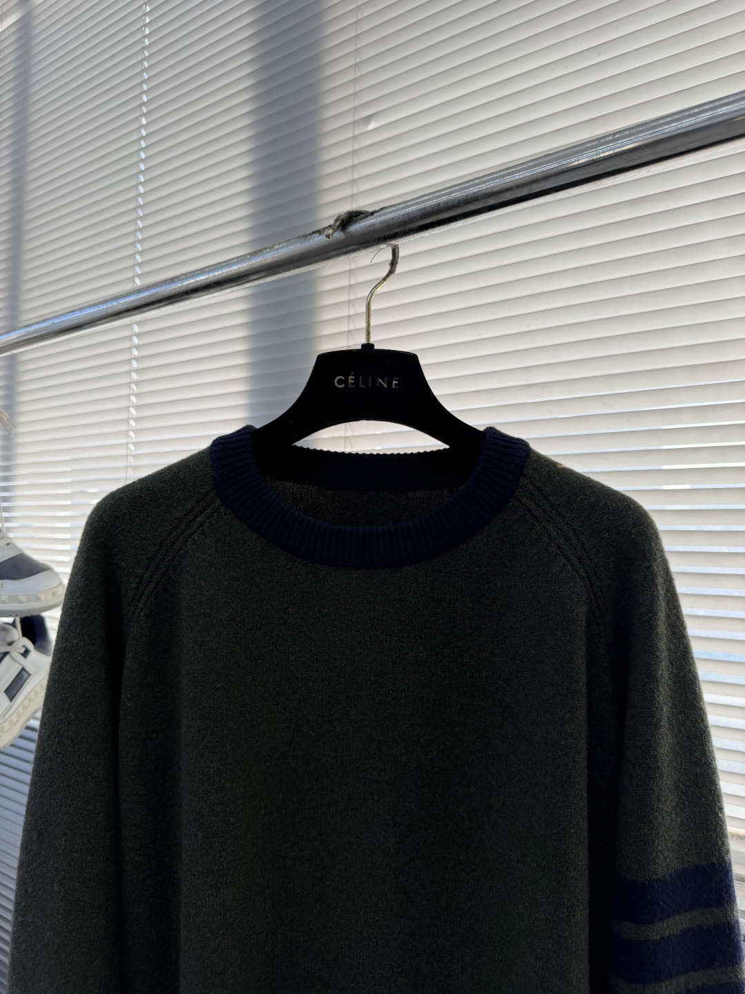 -TB 精密澳毛间边落肩圆领毛衣进口斯托尔机织357针型高织高密 色纺全羊毛材质纱线，7股并线机织 翻领