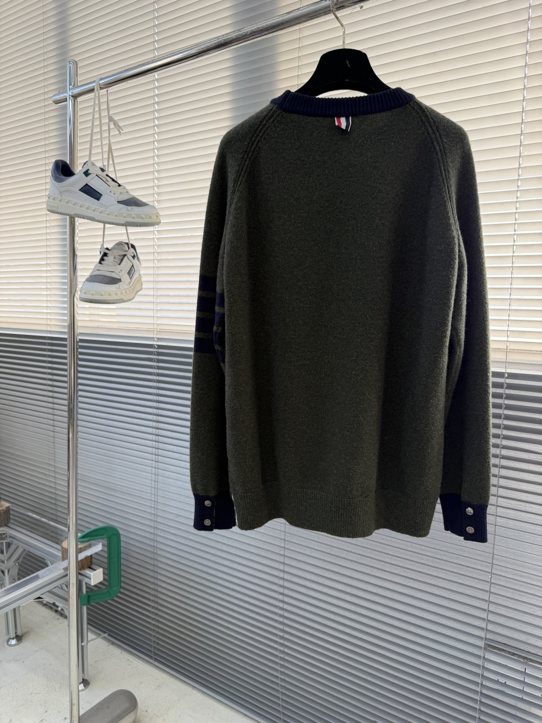 -TB 精密澳毛间边落肩圆领毛衣进口斯托尔机织357针型高织高密 色纺全羊毛材质纱线，7股并线机织 翻领