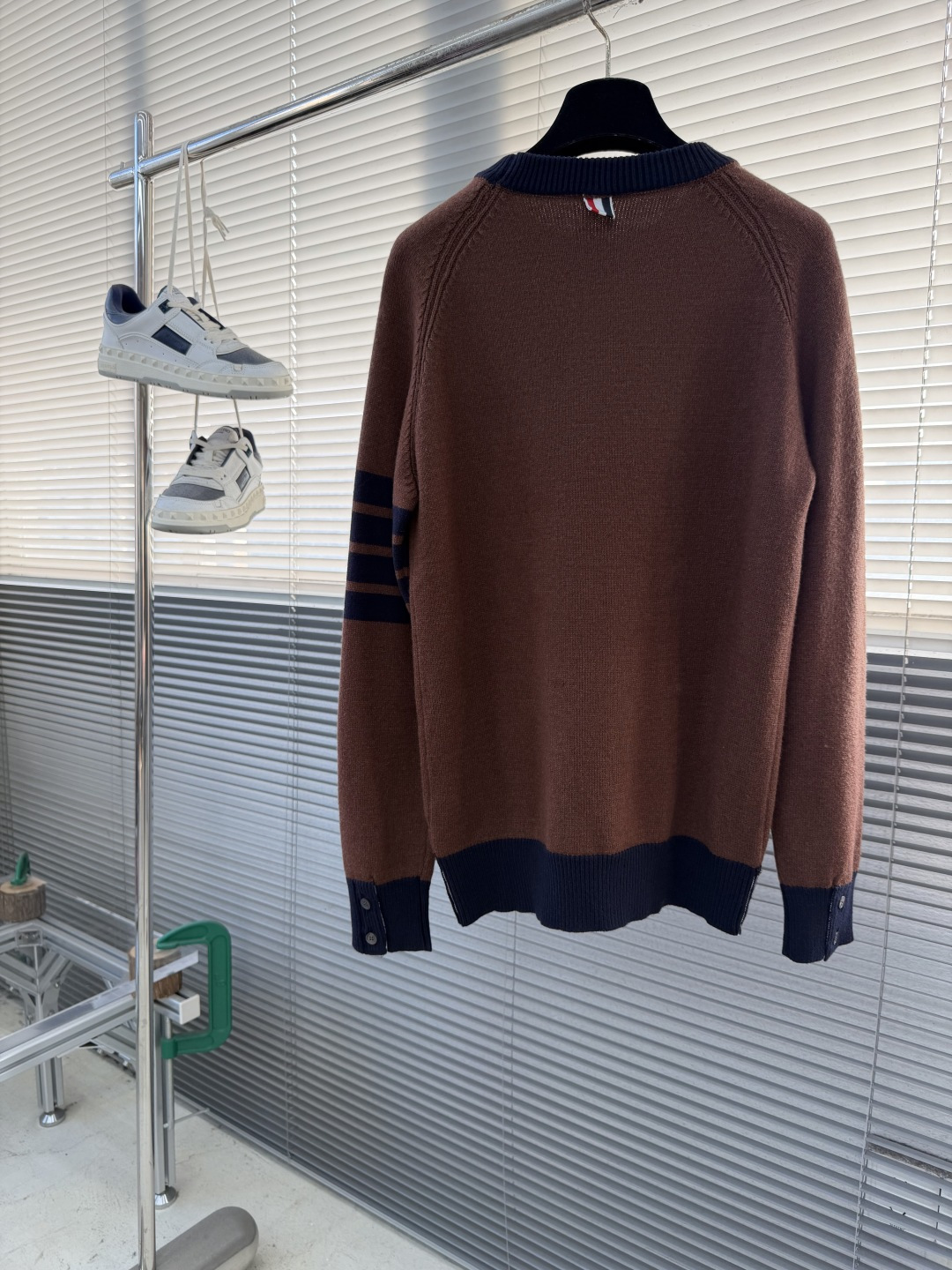 -TB 精密澳毛间边落肩圆领毛衣进口斯托尔机织357针型高织高密 色纺全羊毛材质纱线，7股并线机织 翻领