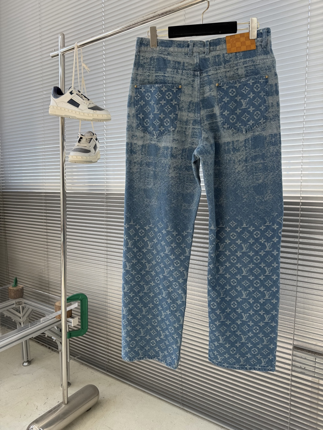 -驴牌 25fw新款牛仔长裤 这件牛仔长裤洋溢清新雅致格调。衬衫采用 Monogram Faded Pl