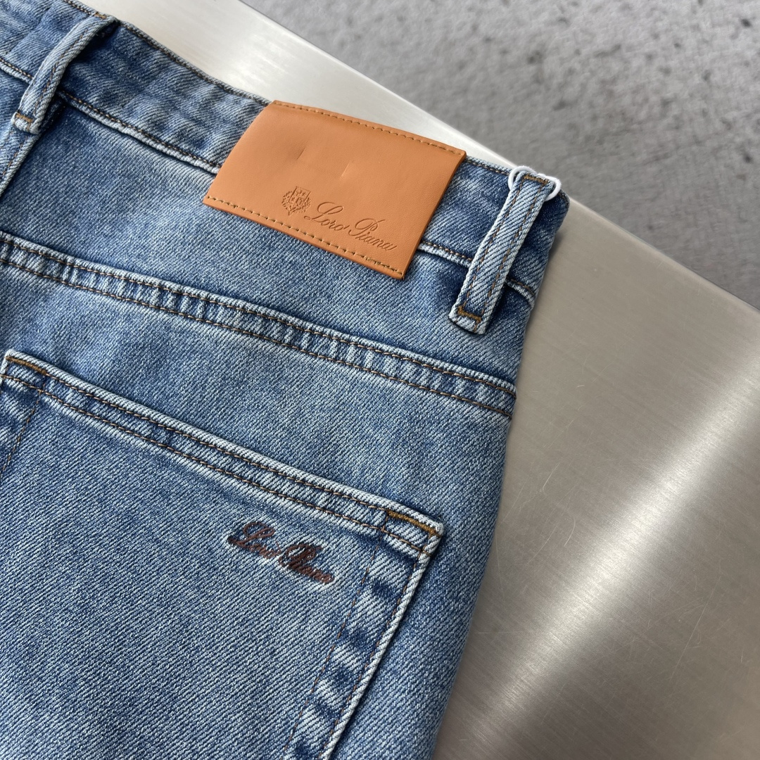 -Loro Piana 26早春新款浅色洗水牛仔长裤纹路很漂亮的牛仔。在于细节、在于品质。国内顶级牛仔制
