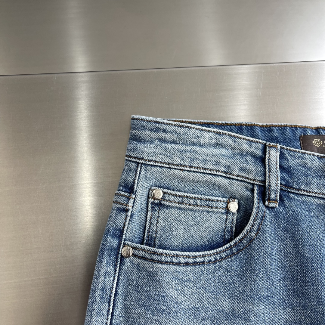 -Loro Piana 26早春新款浅色洗水牛仔长裤纹路很漂亮的牛仔。在于细节、在于品质。国内顶级牛仔制