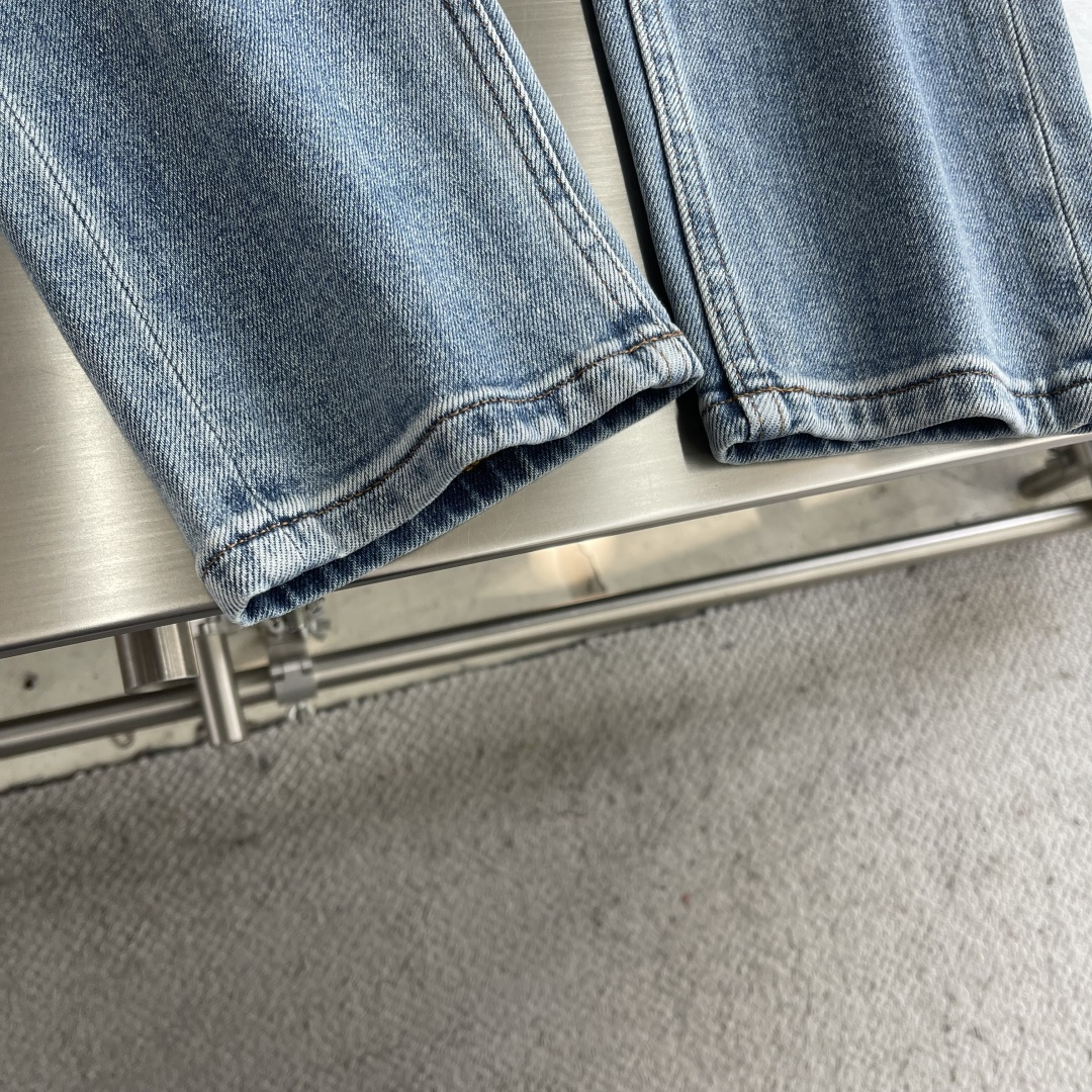 -Loro Piana 26早春新款浅色洗水牛仔长裤纹路很漂亮的牛仔。在于细节、在于品质。国内顶级牛仔制