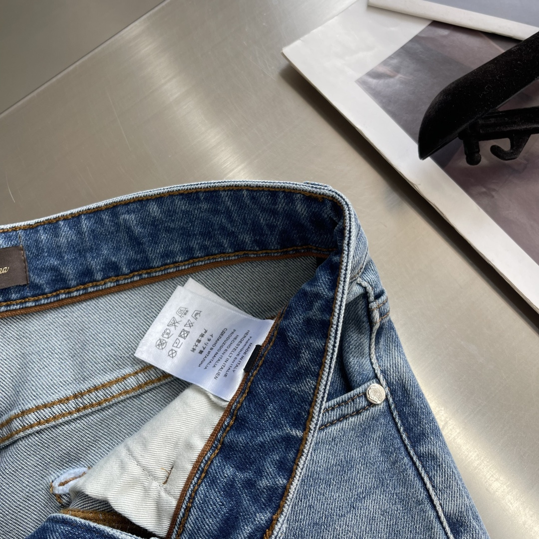 -Loro Piana 26早春新款浅色洗水牛仔长裤纹路很漂亮的牛仔。在于细节、在于品质。国内顶级牛仔制
