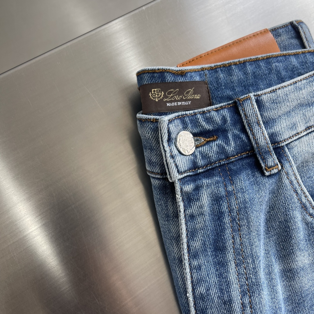 -Loro Piana 26早春新款浅色洗水牛仔长裤纹路很漂亮的牛仔。在于细节、在于品质。国内顶级牛仔制