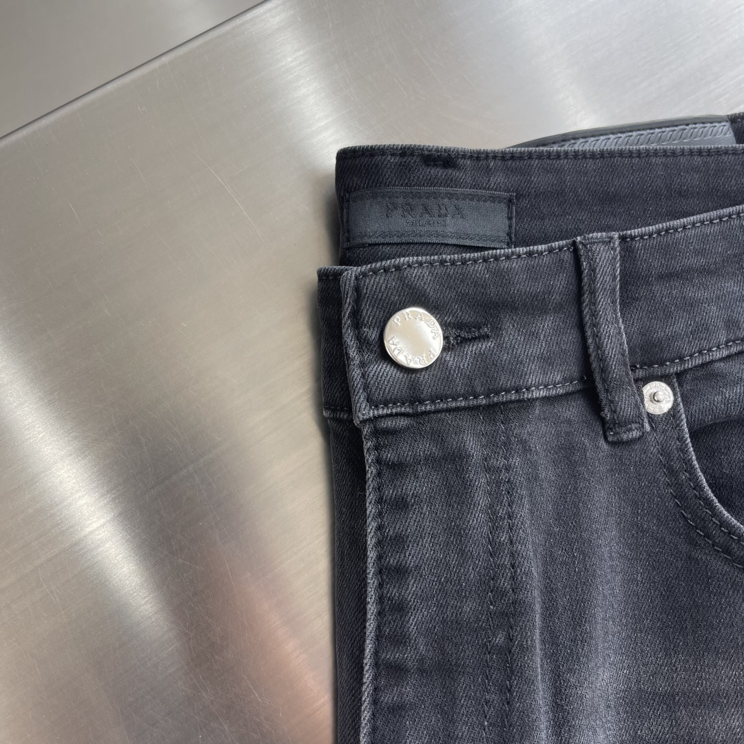 -PRAD 26早春新款男士小直筒牛仔裤超柔软，弹力面料，复杂的手工艺叠加，任何一个洗水环节多停留几秒都