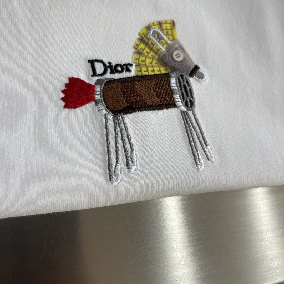-Dio 2026春夏新品。100％全棉300g面料，柔软亲肤，挺阔有垂坠感。四线密边做工精细，前幅数码