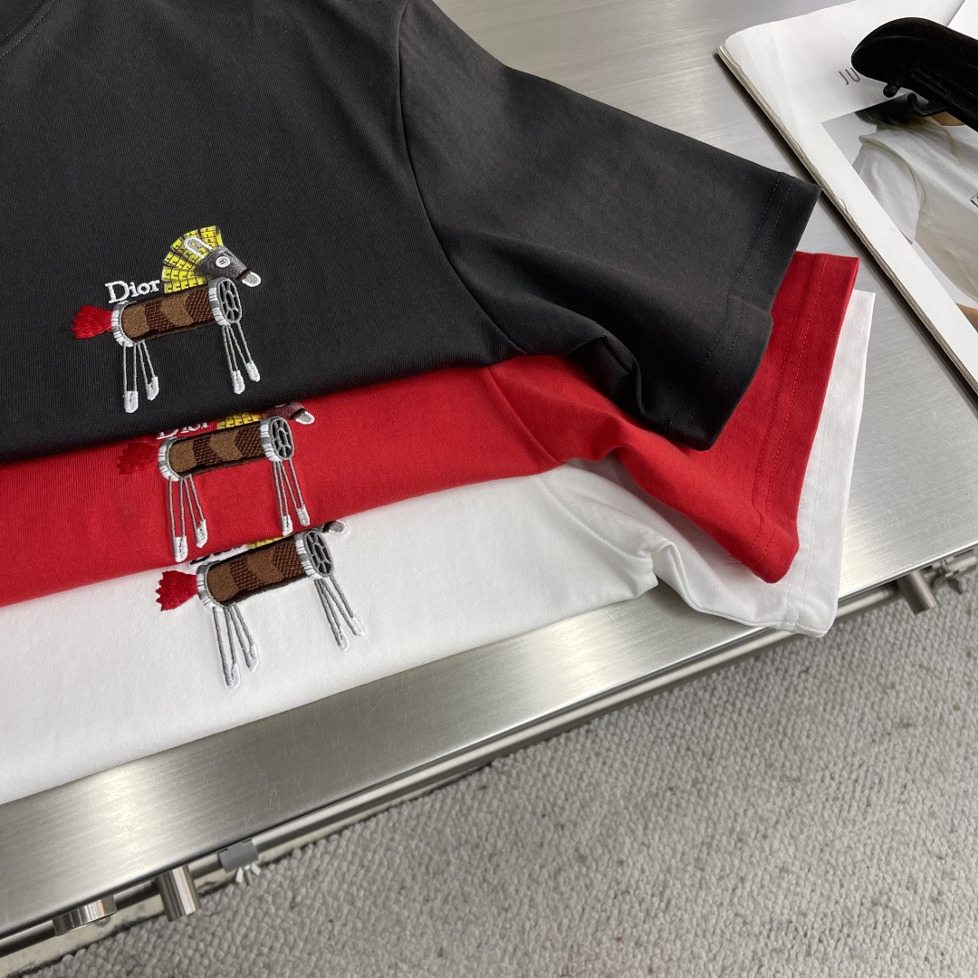 -Dio 2026春夏新品。100％全棉300g面料，柔软亲肤，挺阔有垂坠感。四线密边做工精细，前幅数码
