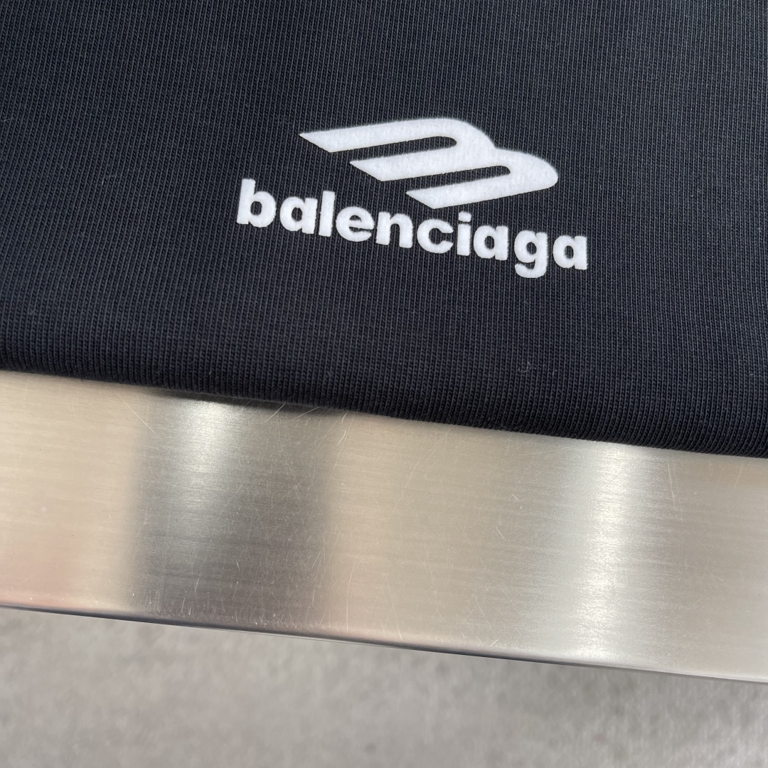 -Balenciag 26SS专柜同款 LOGO印花平纹针织圆领短袖T恤，正面和背面饰以3M植绒印花，采