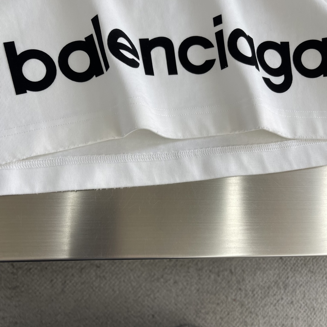 -Balenciag 26SS专柜同款 LOGO印花平纹针织圆领短袖T恤，正面和背面饰以3M植绒印花，采