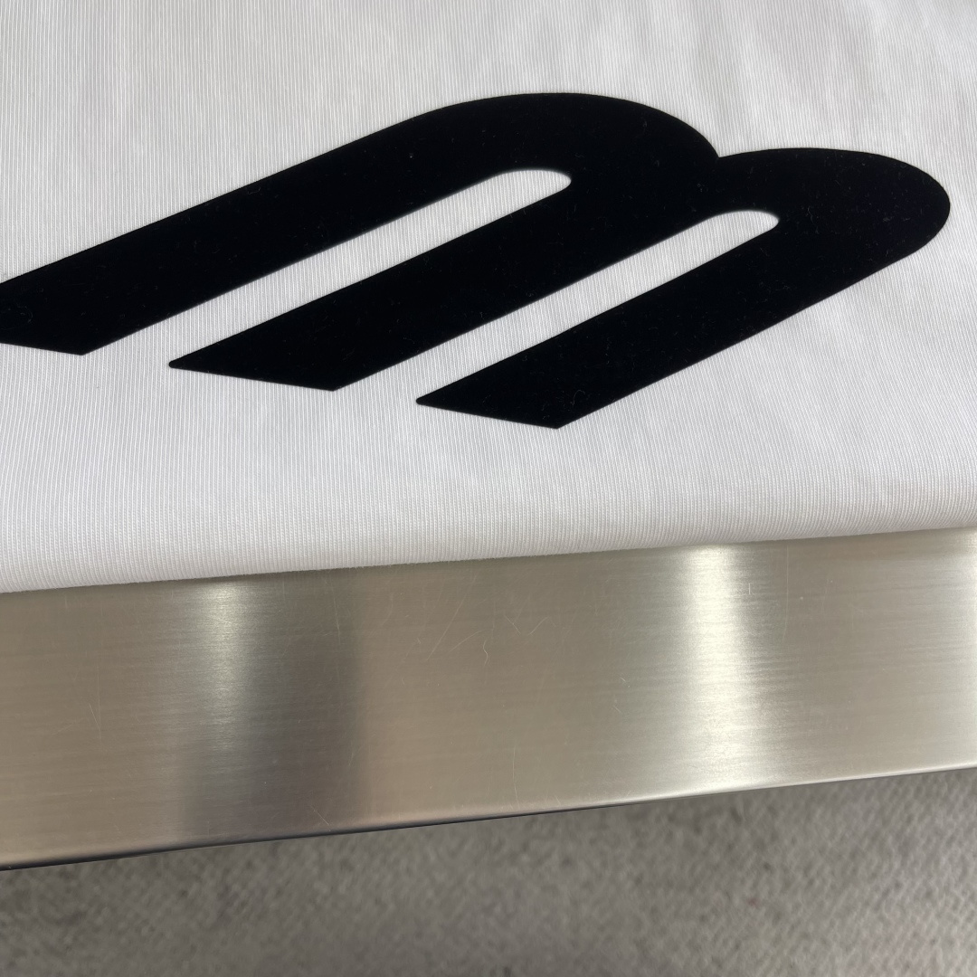 -Balenciag 26SS专柜同款 LOGO印花平纹针织圆领短袖T恤，正面和背面饰以3M植绒印花，采