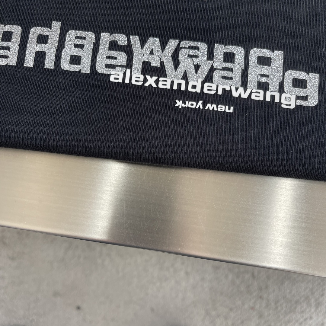 -Alexander Wang 2026SS春夏新款闪银粉对位印花短袖T恤，太帅了 印花发泡很有质感，采