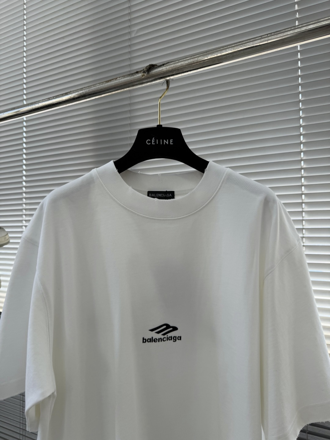 -Balenciag 26SS专柜同款 LOGO印花平纹针织圆领短袖T恤，正面和背面饰以3M植绒印花，采