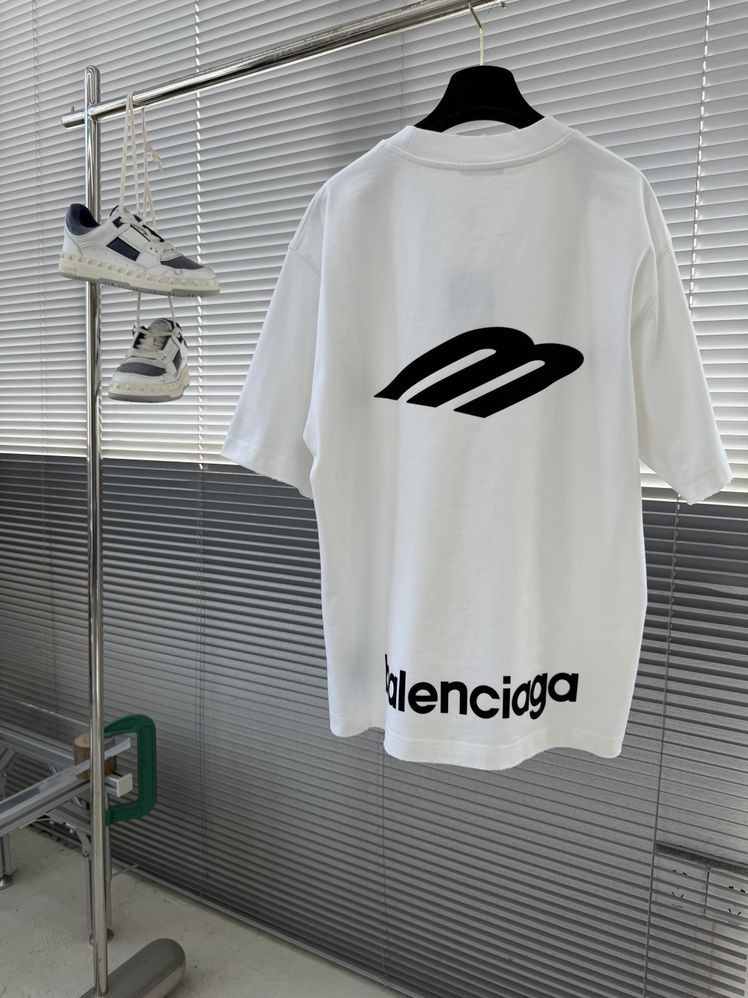 -Balenciag 26SS专柜同款 LOGO印花平纹针织圆领短袖T恤，正面和背面饰以3M植绒印花，采