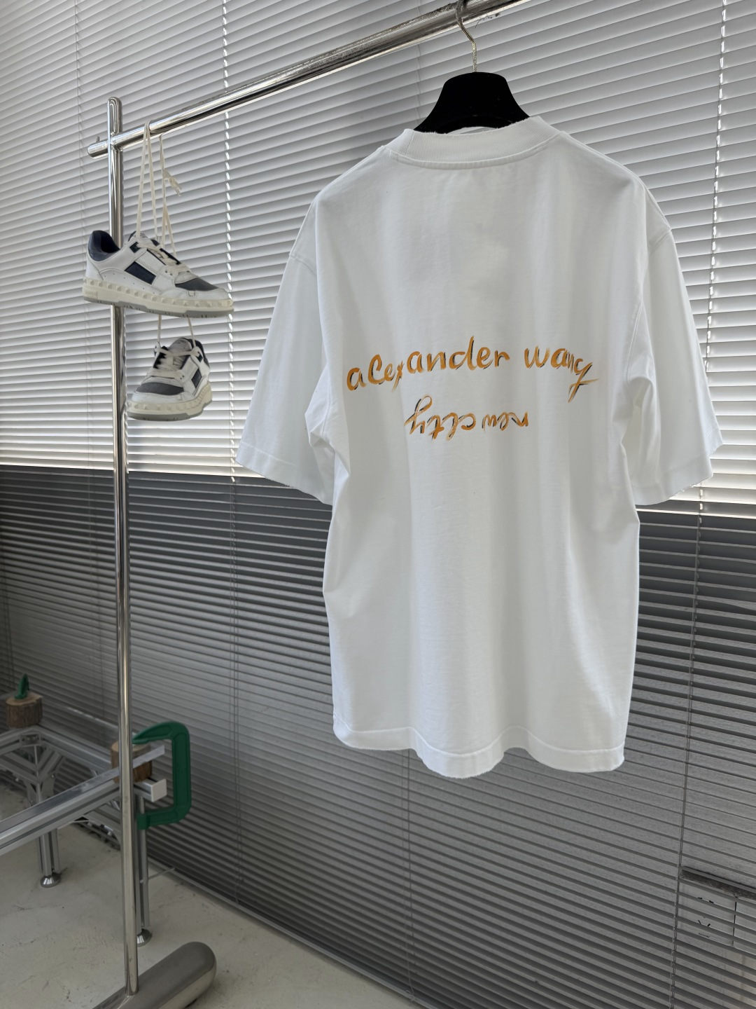 -alexander wang 26SS春夏新款，采用进口染料纯手工手绘工艺，色彩艳丽冲击力强，手绘招牌