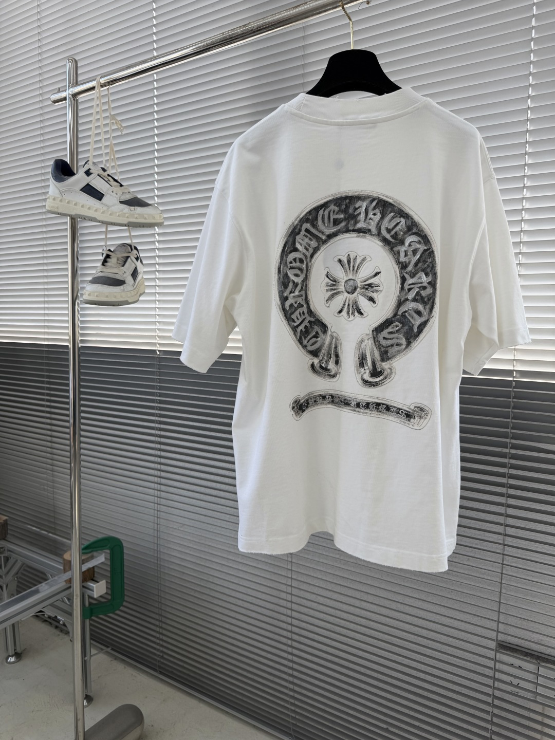 -CH 克罗心 2026SS早春十字花涂鸦短袖T恤Chrom* Heart*标志性的梵文银色字体，张扬又