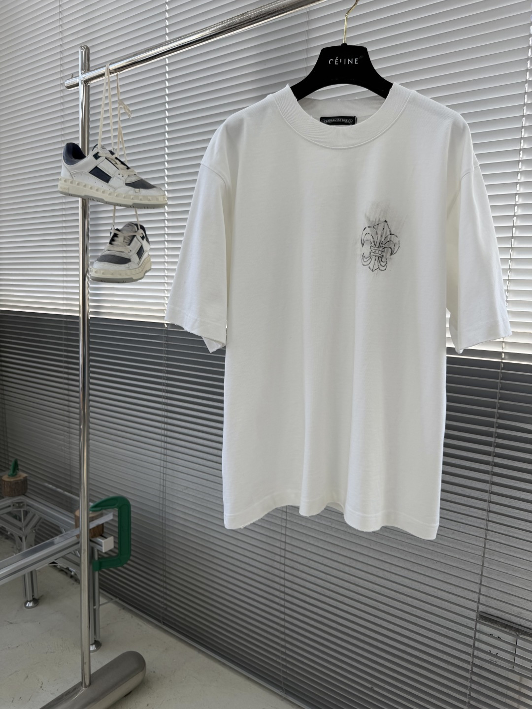 -CH 克罗心 2026SS早春十字花涂鸦短袖T恤Chrom* Heart*标志性的梵文银色字体，张扬又