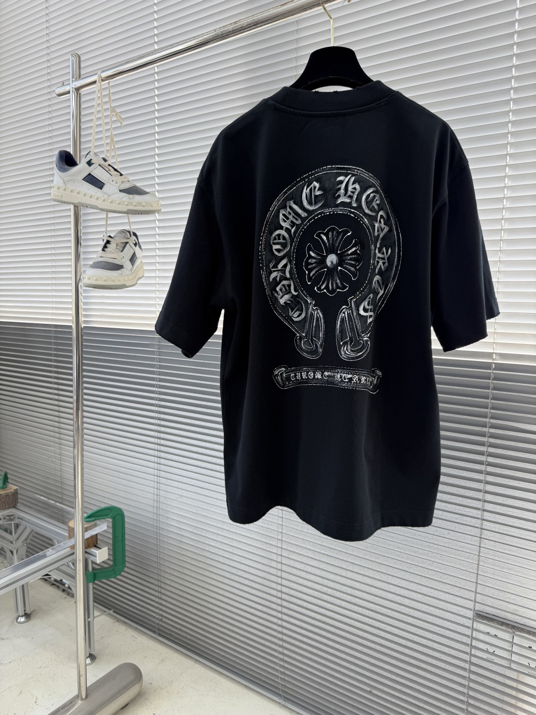 -CH 克罗心 2026SS早春十字花涂鸦短袖T恤Chrom* Heart*标志性的梵文银色字体，张扬又