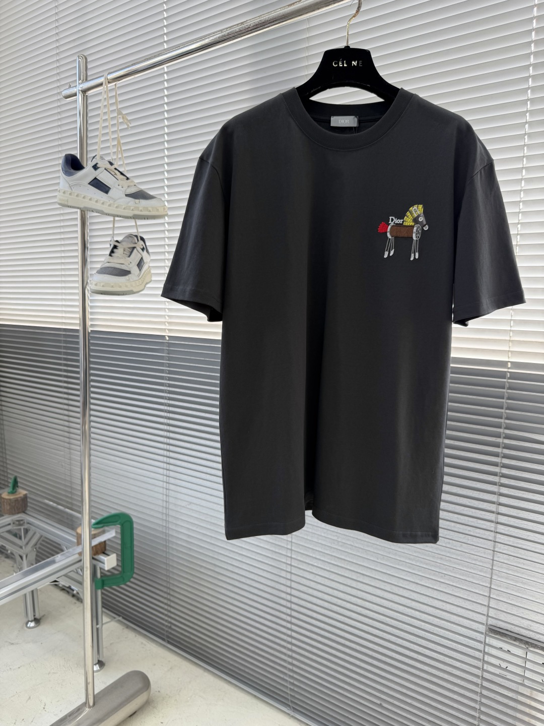 -Dio 2026春夏新品。100％全棉300g面料，柔软亲肤，挺阔有垂坠感。四线密边做工精细，前幅数码