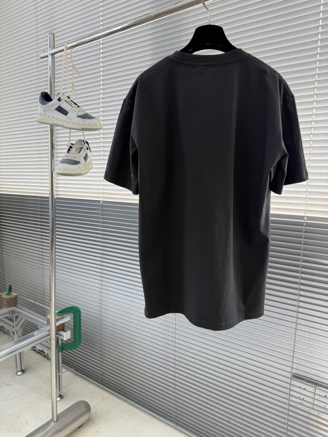 -Dio 2026春夏新品。100％全棉300g面料，柔软亲肤，挺阔有垂坠感。四线密边做工精细，前幅数码