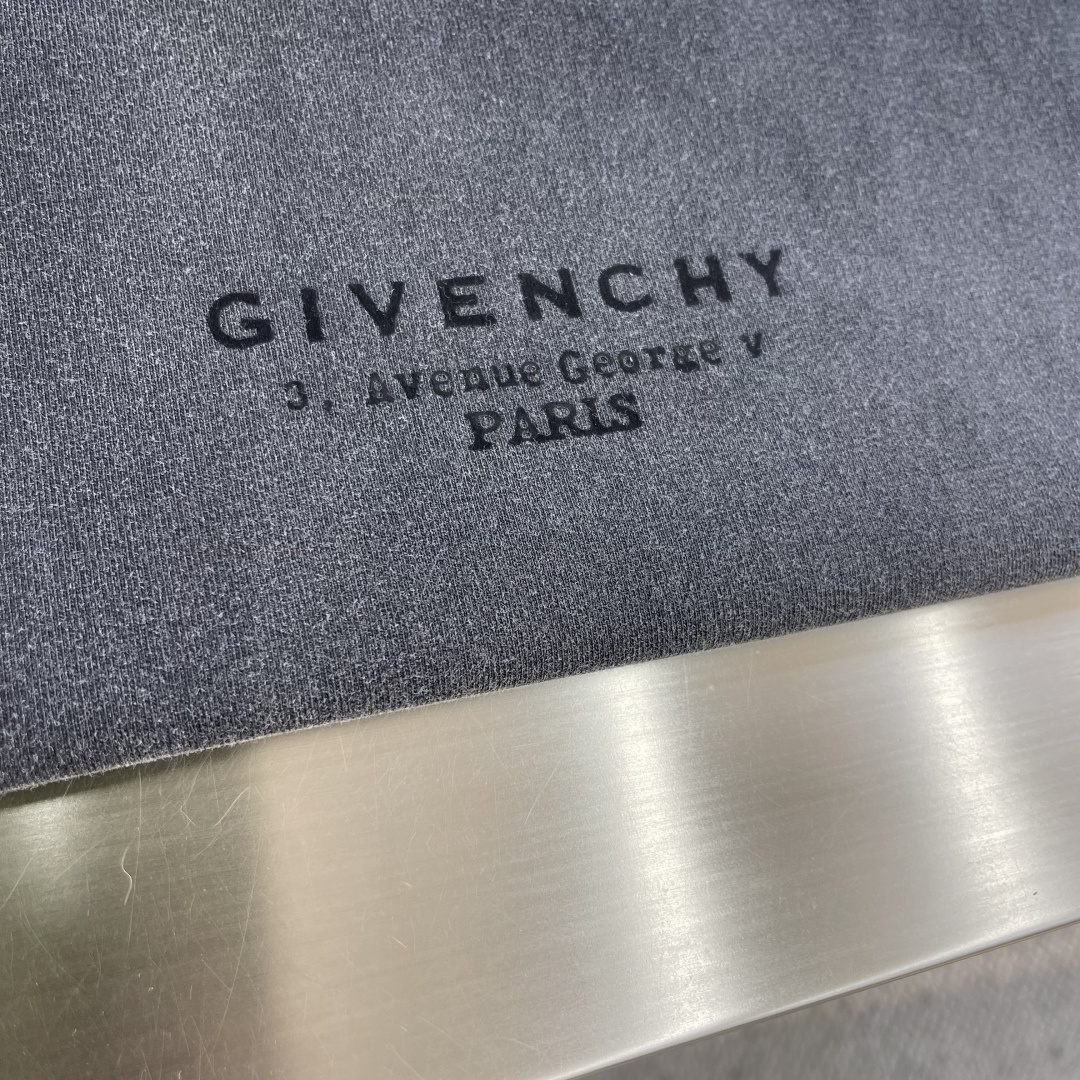 -GVC 26春夏新品宽松版型短袖T恤，采用定制340g高克重棉面料，非常有质感，胸口重工植绒字母Log