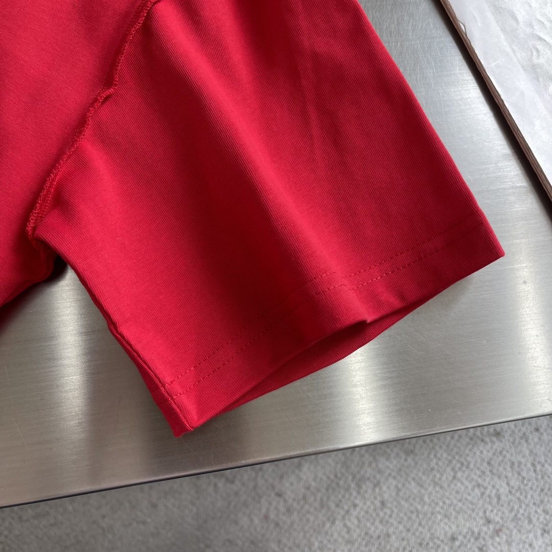 -驴牌 标识压纹短袖定制云柔玄珠棉 手感柔软 舒适贴肤 以高饱和度的正红色为底色 无尽的活力与激情 标志