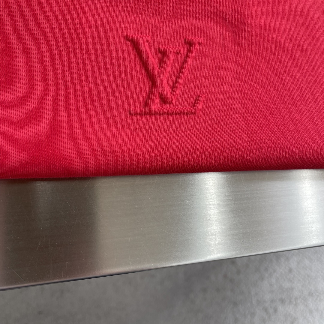 -驴牌 标识压纹短袖定制云柔玄珠棉 手感柔软 舒适贴肤 以高饱和度的正红色为底色 无尽的活力与激情 标志