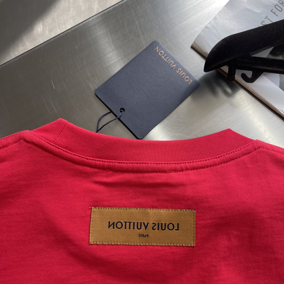 -驴牌 标识压纹短袖定制云柔玄珠棉 手感柔软 舒适贴肤 以高饱和度的正红色为底色 无尽的活力与激情 标志