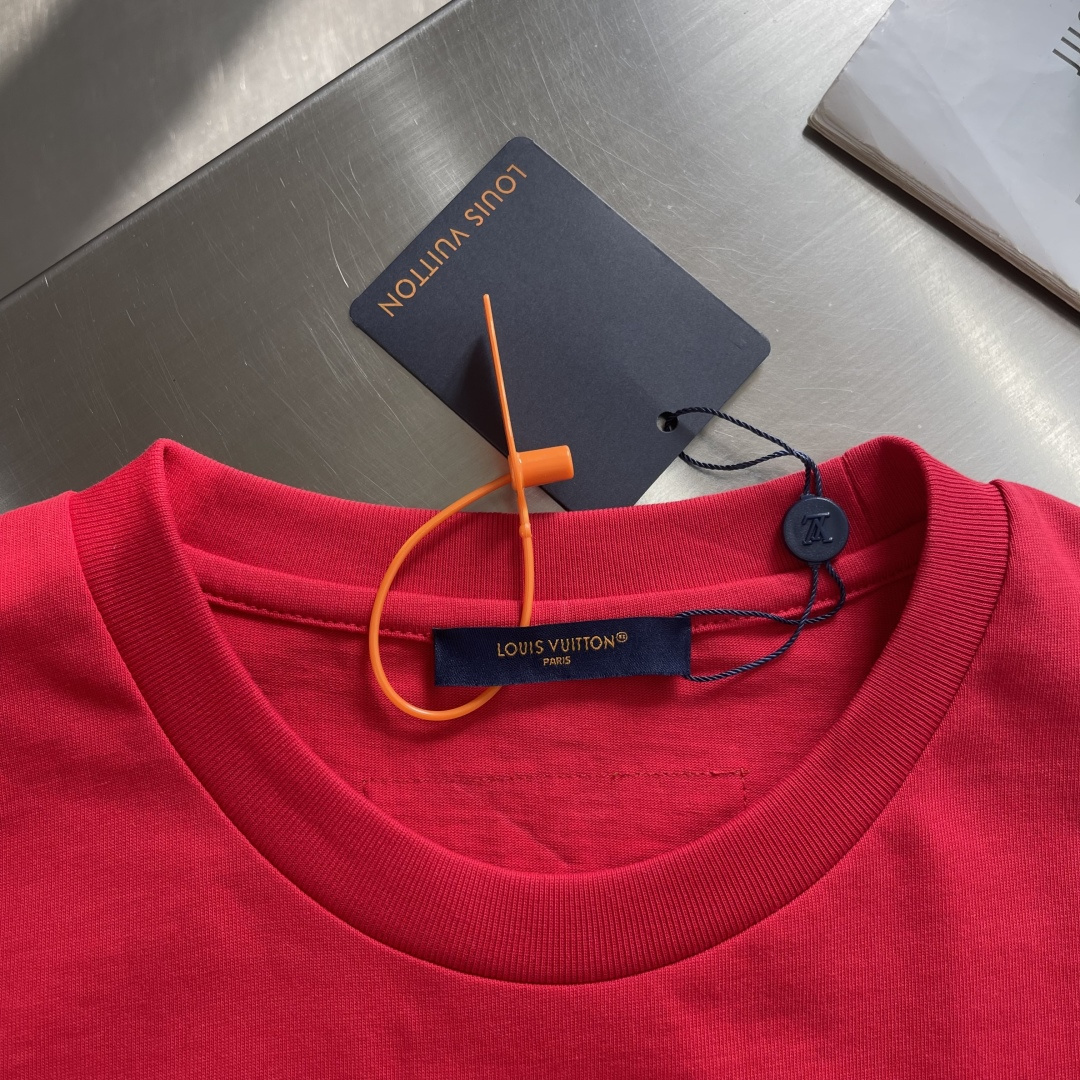 -驴牌 标识压纹短袖定制云柔玄珠棉 手感柔软 舒适贴肤 以高饱和度的正红色为底色 无尽的活力与激情 标志