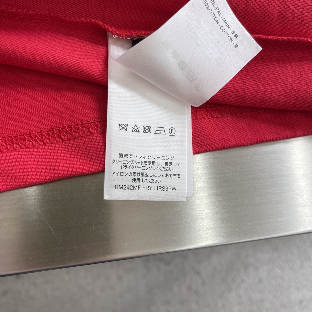 -驴牌 标识压纹短袖定制云柔玄珠棉 手感柔软 舒适贴肤 以高饱和度的正红色为底色 无尽的活力与激情 标志