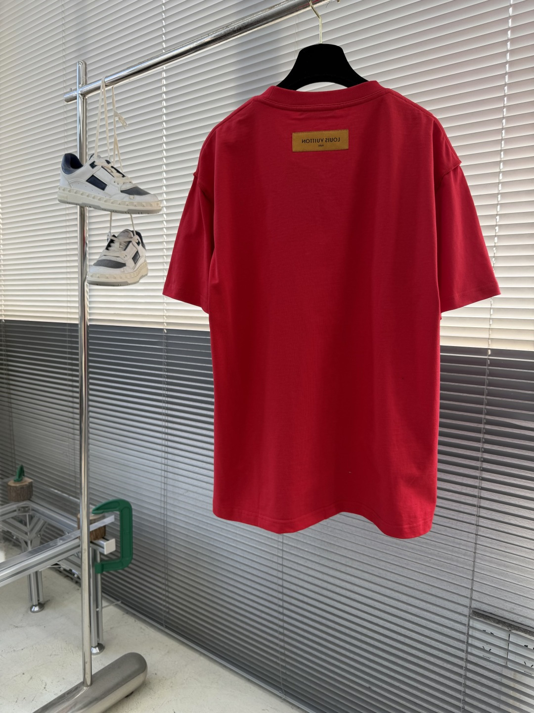 -驴牌 标识压纹短袖定制云柔玄珠棉 手感柔软 舒适贴肤 以高饱和度的正红色为底色 无尽的活力与激情 标志