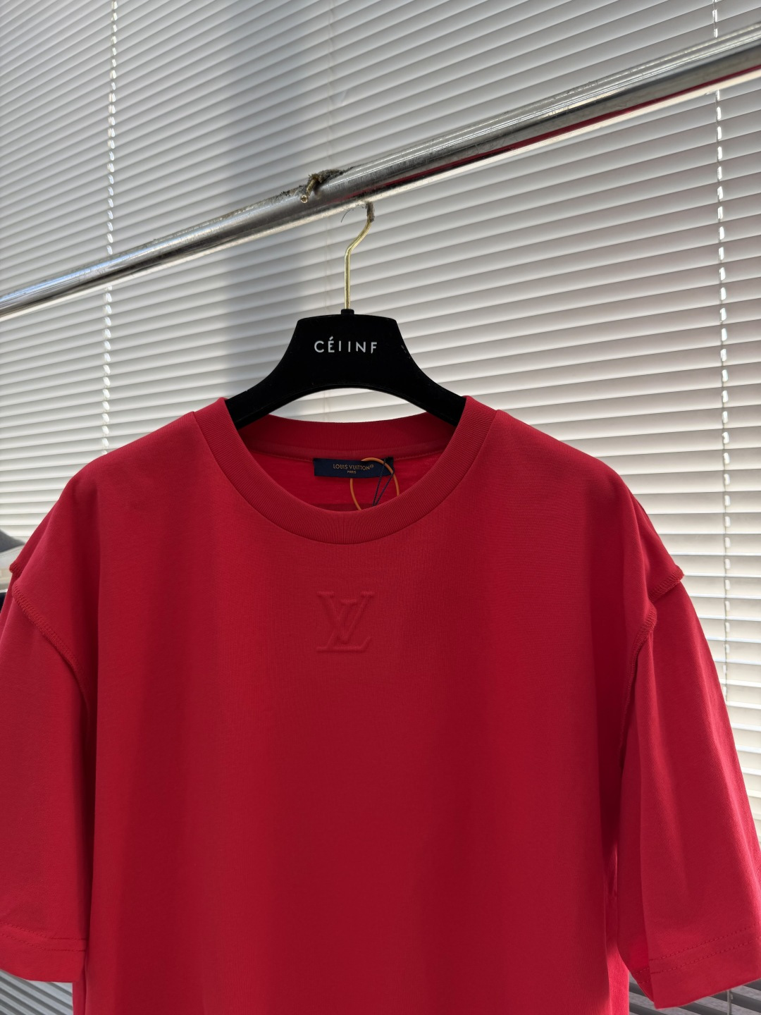 -驴牌 标识压纹短袖定制云柔玄珠棉 手感柔软 舒适贴肤 以高饱和度的正红色为底色 无尽的活力与激情 标志