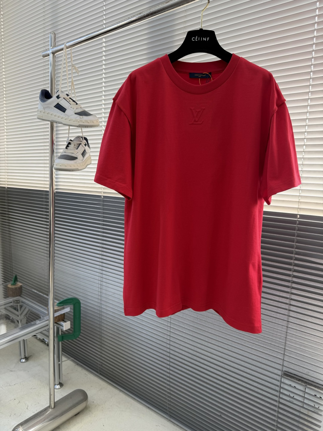 -驴牌 标识压纹短袖定制云柔玄珠棉 手感柔软 舒适贴肤 以高饱和度的正红色为底色 无尽的活力与激情 标志
