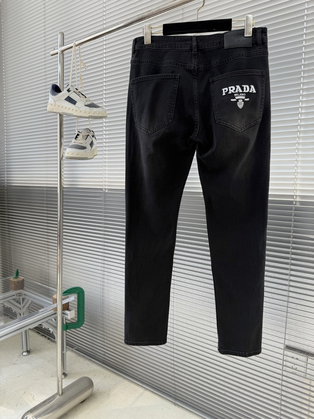 -PRAD 26早春新款男士小直筒牛仔裤超柔软，弹力面料，复杂的手工艺叠加，任何一个洗水环节多停留几秒都