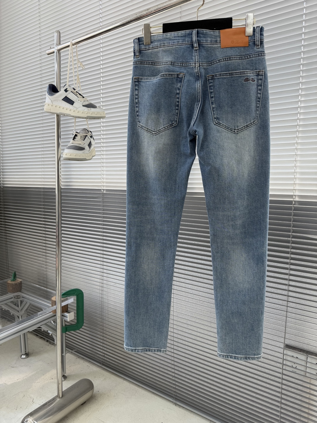 -Loro Piana 26早春新款浅色洗水牛仔长裤纹路很漂亮的牛仔。在于细节、在于品质。国内顶级牛仔制