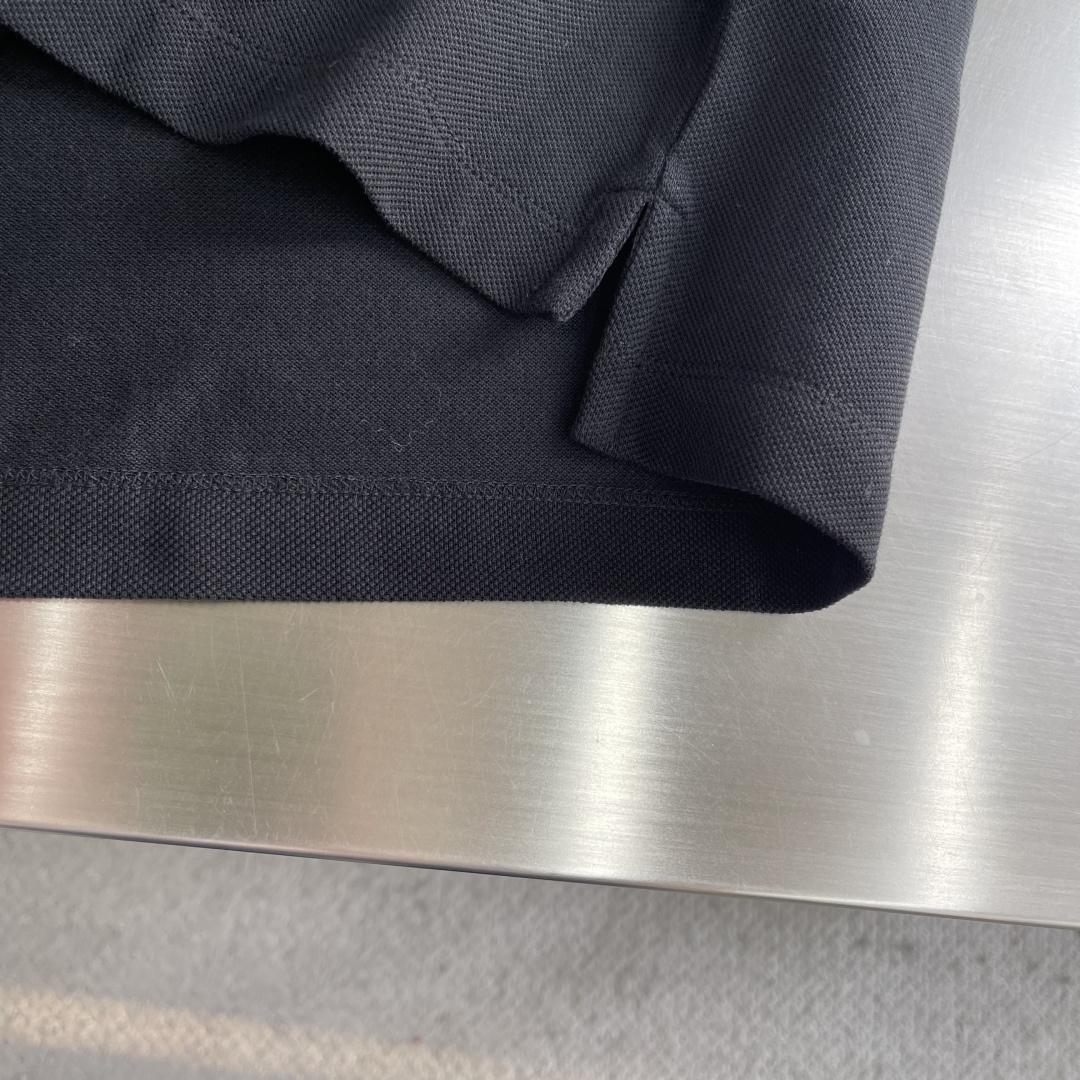 -Dio 新款Polo衫，采用高品质棉质面料，柔软透气，夏天穿超舒服!经典翻领+胸前口袋，袋绣有