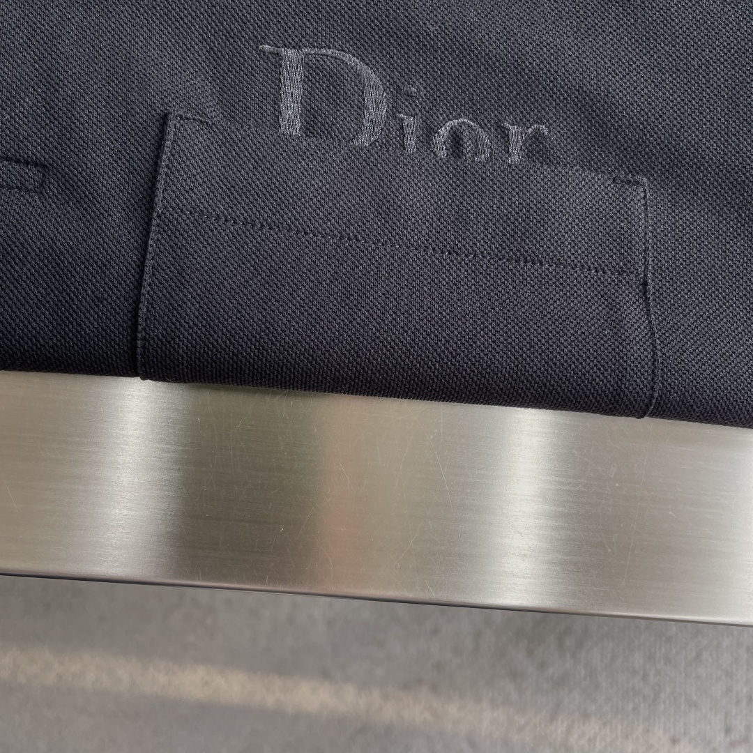 -Dio 新款Polo衫，采用高品质棉质面料，柔软透气，夏天穿超舒服!经典翻领+胸前口袋，袋绣有