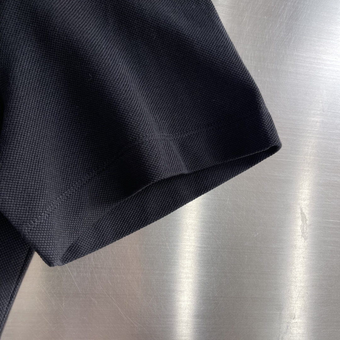 -Dio 新款Polo衫，采用高品质棉质面料，柔软透气，夏天穿超舒服!经典翻领+胸前口袋，袋绣有