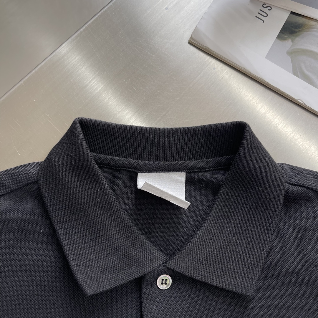 -Dio 新款Polo衫，采用高品质棉质面料，柔软透气，夏天穿超舒服!经典翻领+胸前口袋，袋绣有