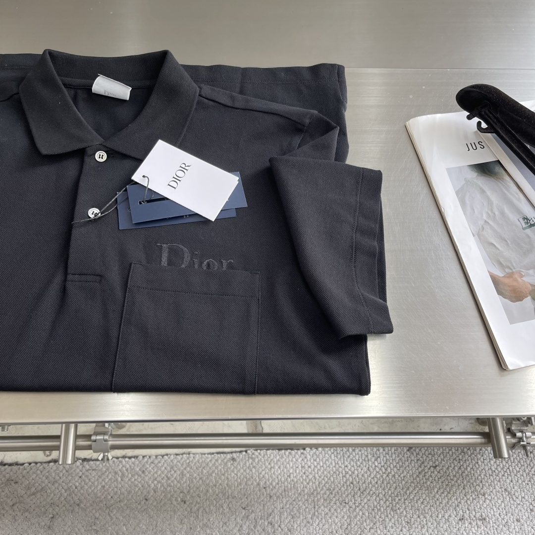 -Dio 新款Polo衫，采用高品质棉质面料，柔软透气，夏天穿超舒服!经典翻领+胸前口袋，袋绣有