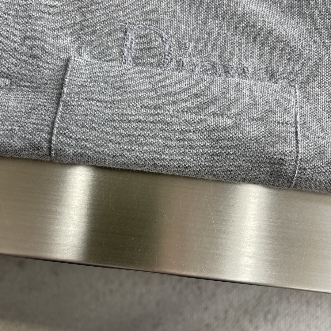 -Dio 新款Polo衫，采用高品质棉质面料，柔软透气，夏天穿超舒服!经典翻领+胸前口袋，袋绣有