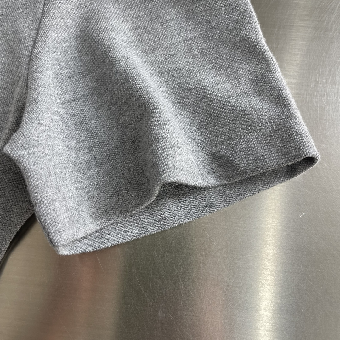 -Dio 新款Polo衫，采用高品质棉质面料，柔软透气，夏天穿超舒服!经典翻领+胸前口袋，袋绣有