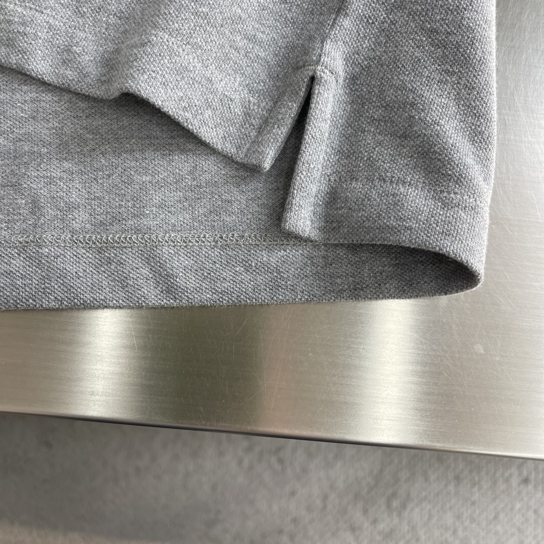 -Dio 新款Polo衫，采用高品质棉质面料，柔软透气，夏天穿超舒服!经典翻领+胸前口袋，袋绣有