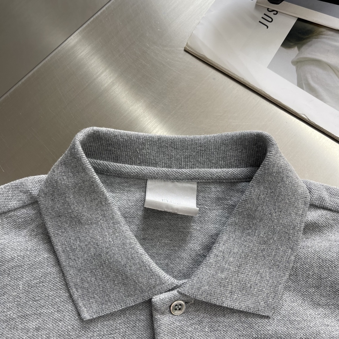 -Dio 新款Polo衫，采用高品质棉质面料，柔软透气，夏天穿超舒服!经典翻领+胸前口袋，袋绣有