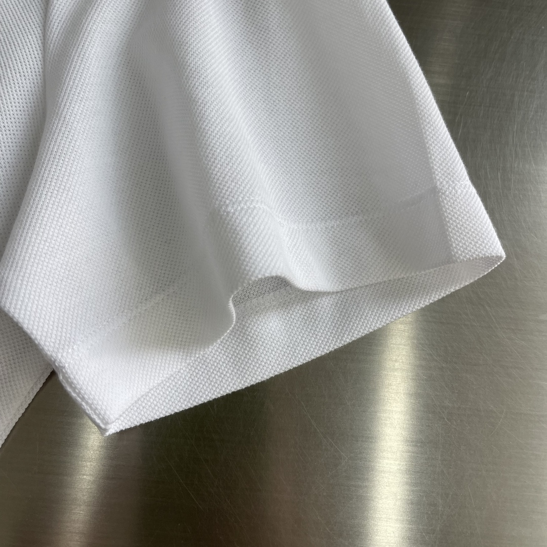 -Dio 新款Polo衫，采用高品质棉质面料，柔软透气，夏天穿超舒服!经典翻领+胸前口袋，袋绣有