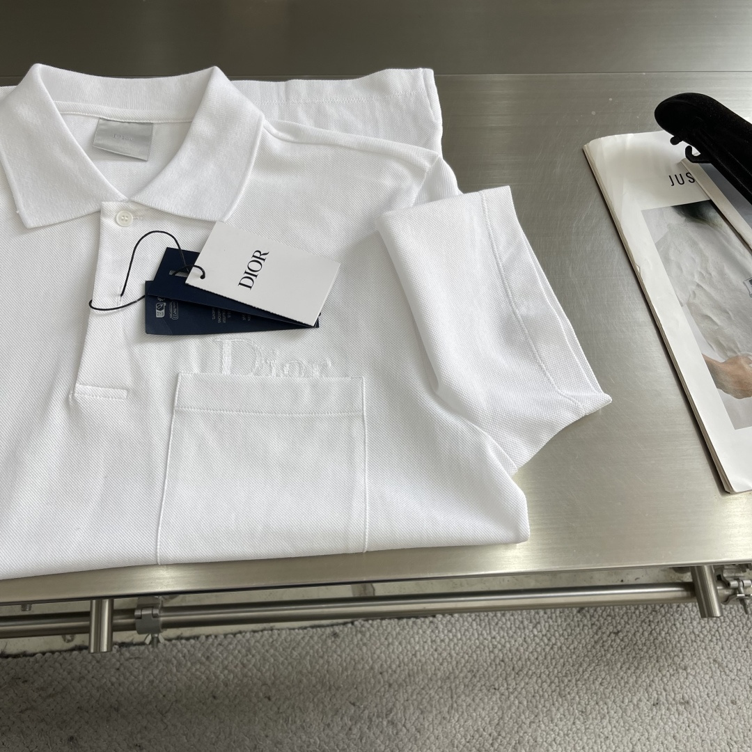 -Dio 新款Polo衫，采用高品质棉质面料，柔软透气，夏天穿超舒服!经典翻领+胸前口袋，袋绣有