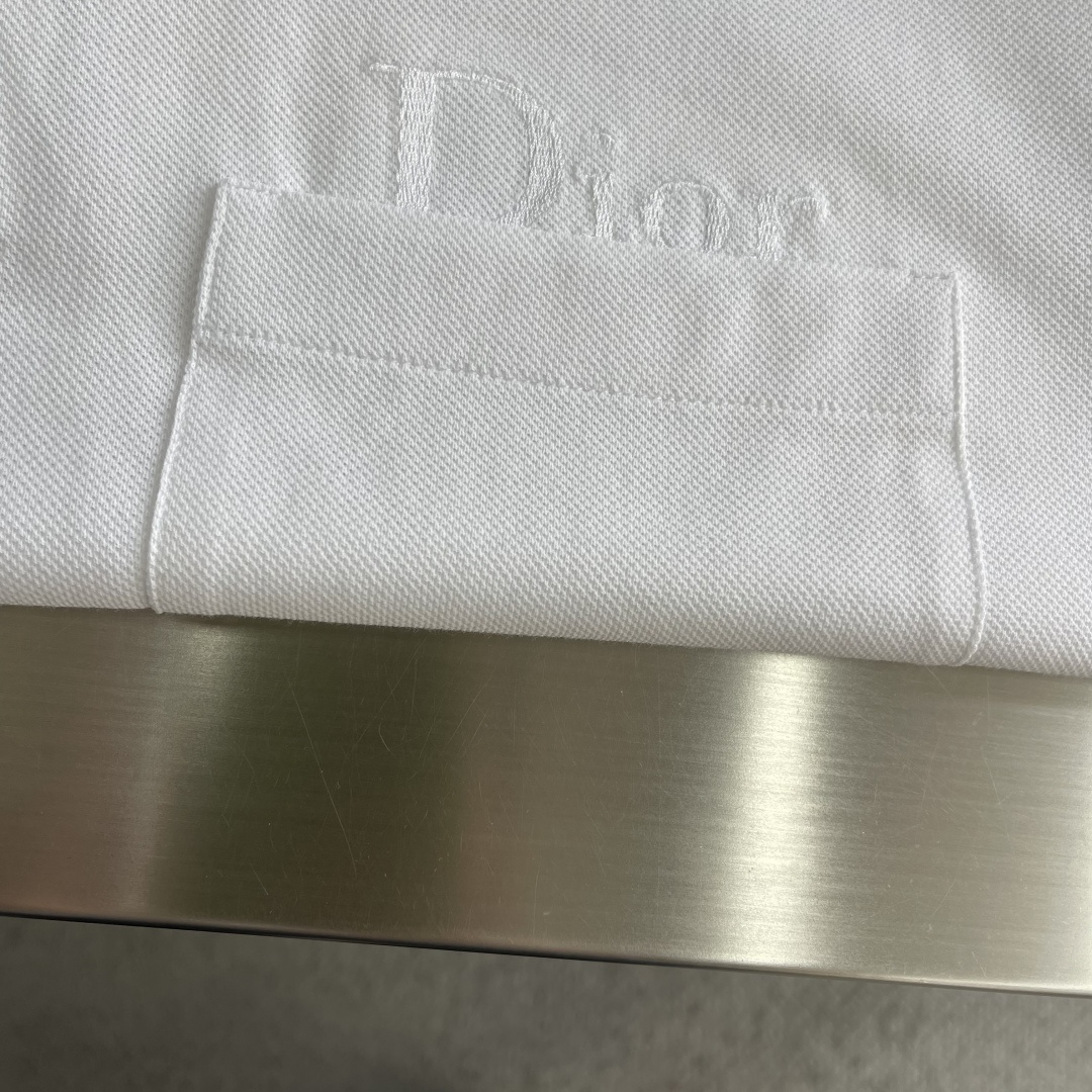 -Dio 新款Polo衫，采用高品质棉质面料，柔软透气，夏天穿超舒服!经典翻领+胸前口袋，袋绣有